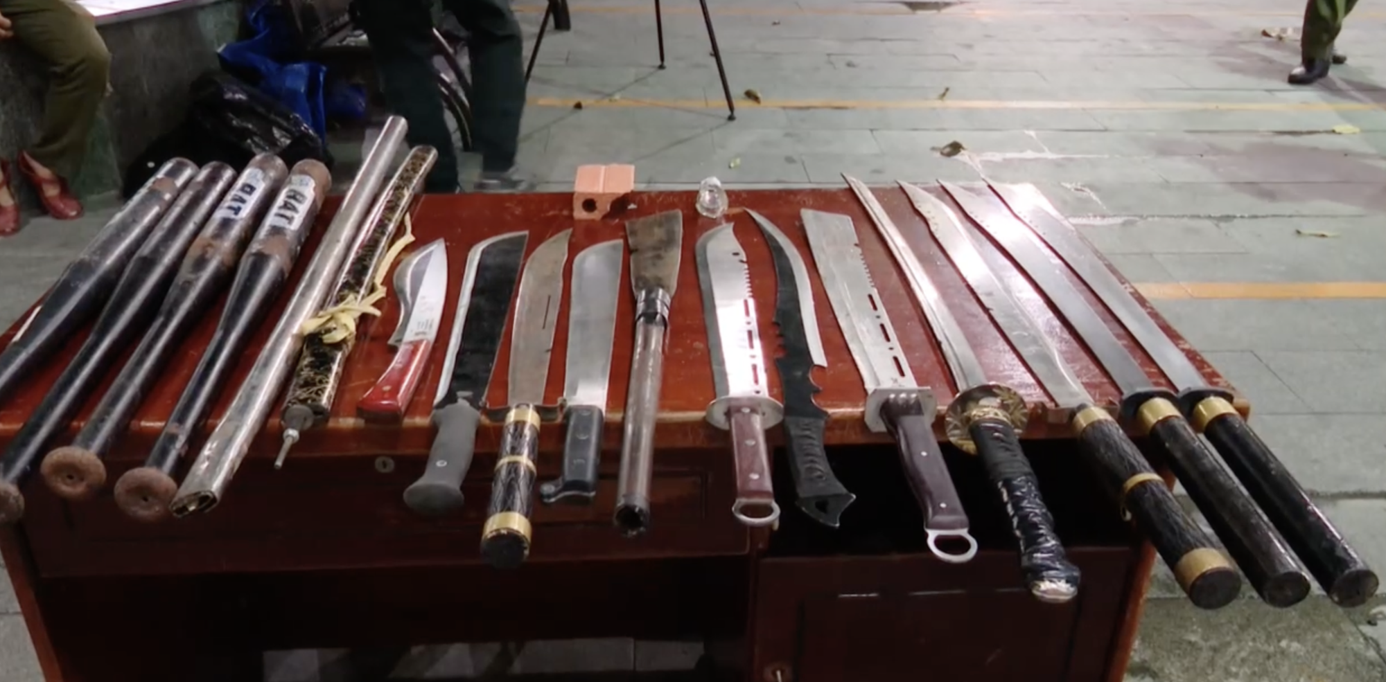 Vụ n&aacute;o loạn cầu X&aacute;ng: C&ocirc;ng an TPHCM tạm giữ nh&oacute;m thanh ni&ecirc;n Năm Heo - Ảnh 1.