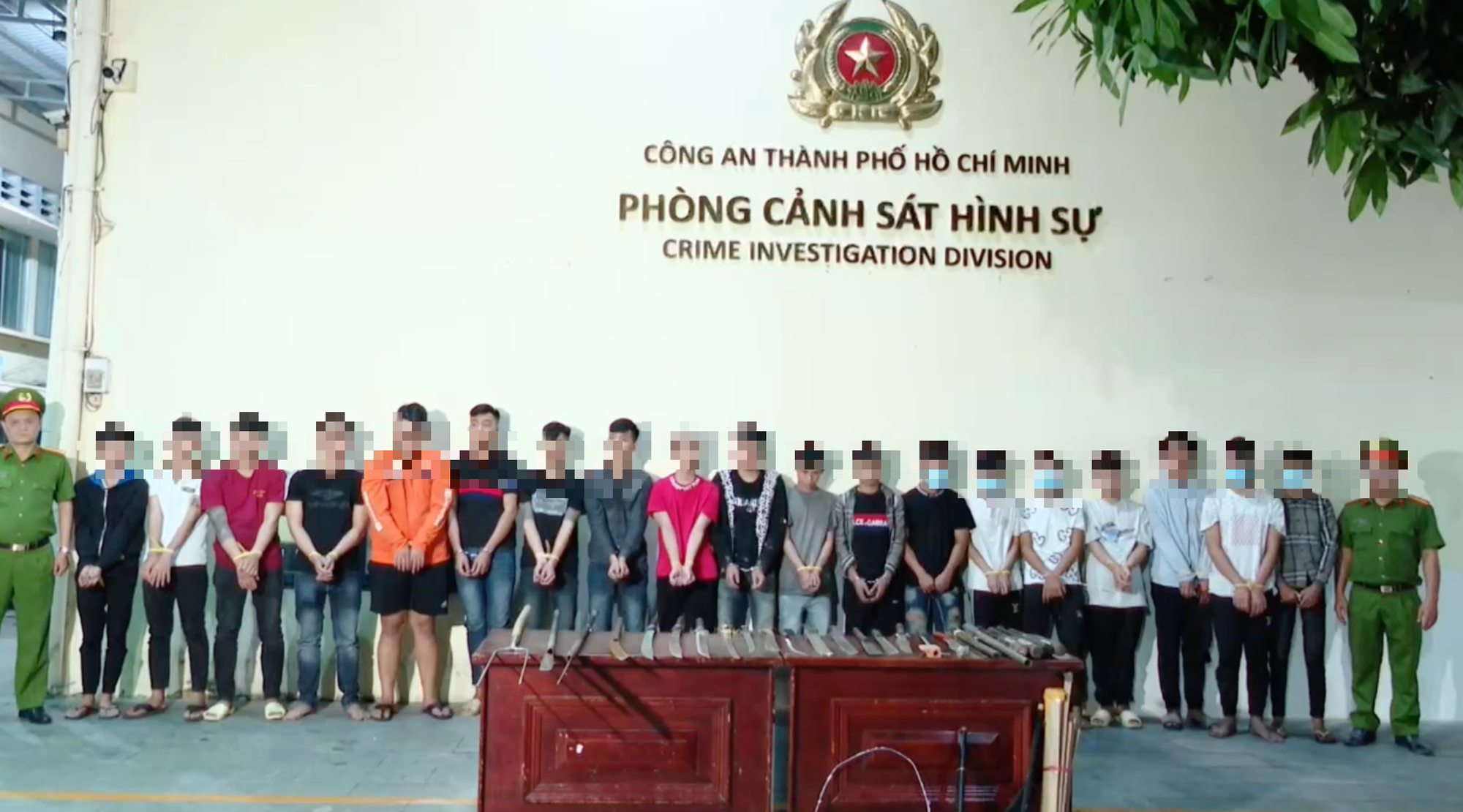 Vụ n&aacute;o loạn cầu X&aacute;ng: C&ocirc;ng an TPHCM tạm giữ nh&oacute;m thanh ni&ecirc;n Năm Heo - Ảnh 2.