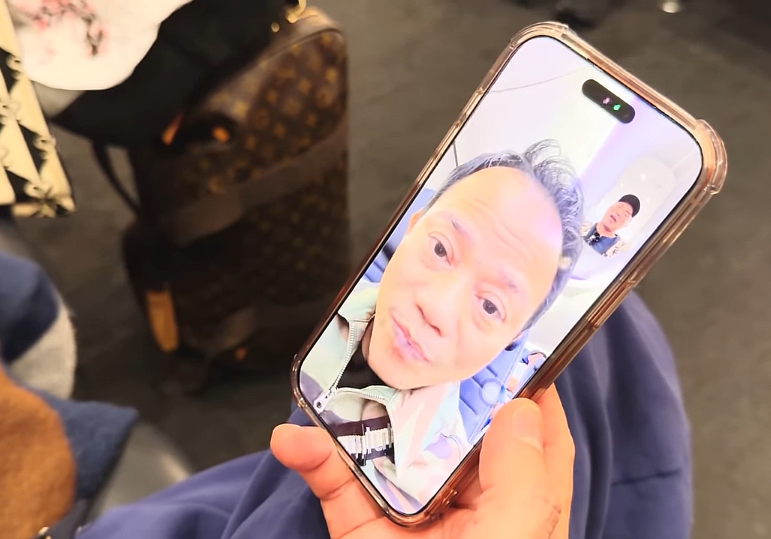 Con trai Chế Linh lên máy bay về Mỹ, sức khỏe có vấn đề- Ảnh 1.