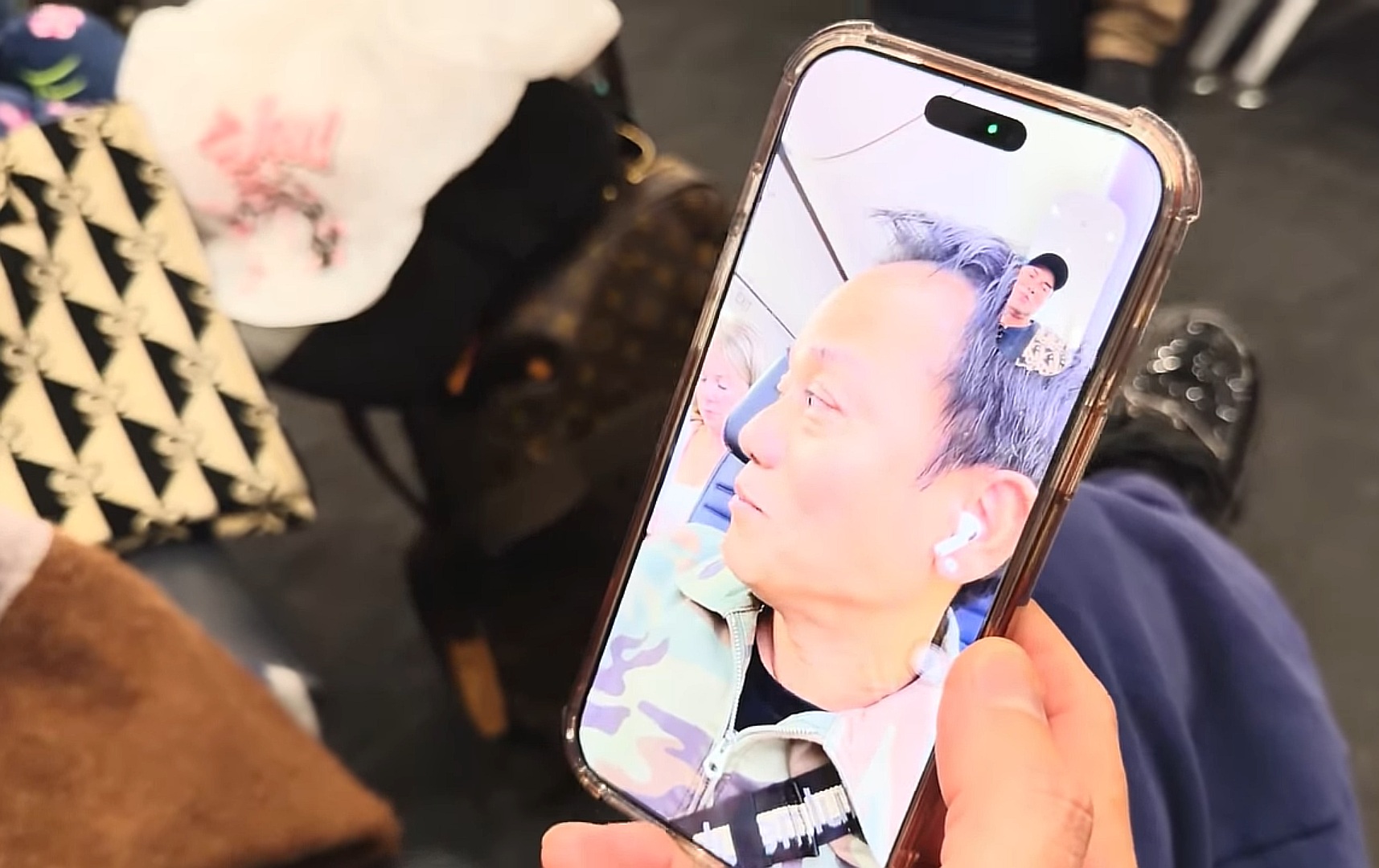 Con trai Chế Linh lên máy bay về Mỹ, sức khỏe có vấn đề- Ảnh 2.