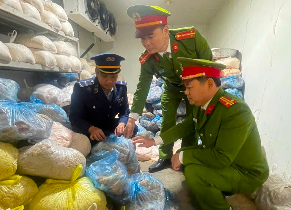 Ph&aacute;t hiện 1 tấn da lợn bốc m&ugrave;i: Cảnh b&aacute;o m&acirc;m cỗ Tết c&oacute; b&oacute;ng b&igrave; lợn bẩn- Ảnh 1.