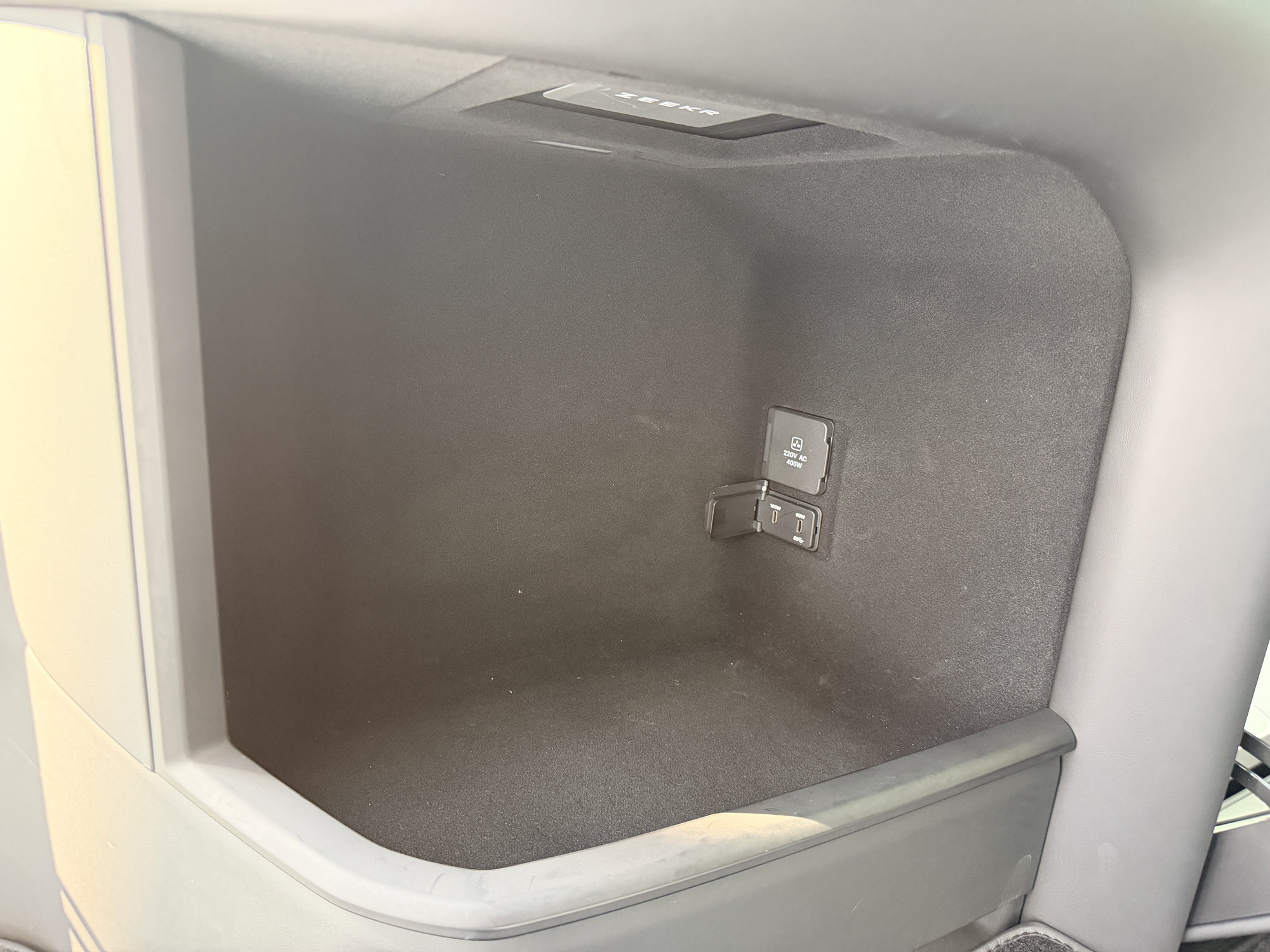 Thử l&agrave;m &lsquo;Chủ tịch&rsquo; tr&ecirc;n ghế Zeekr 009 sắp về Việt Nam: C&oacute; chi tiết kh&ocirc;ng ngờ tới!- Ảnh 14.