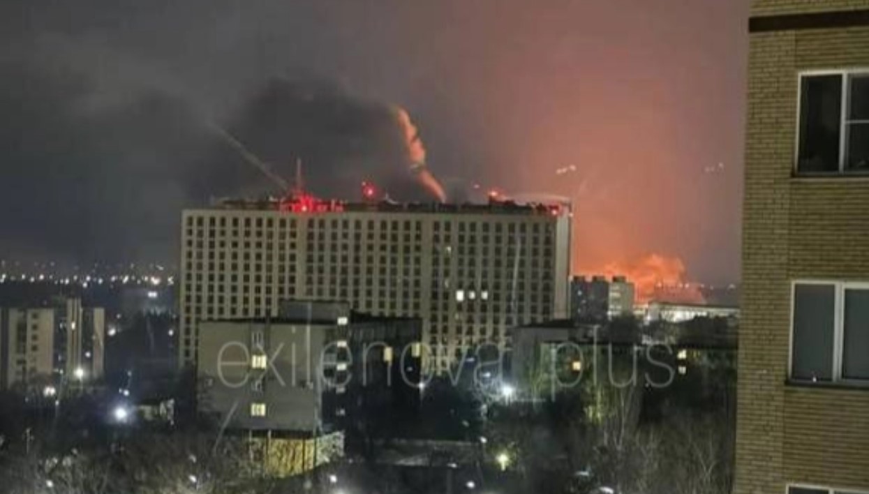 Nh&agrave; m&aacute;y UAV Nga rực lửa, b&oacute;ng tối bao tr&ugrave;m thủ đ&ocirc; Ukraine - Ảnh 1.