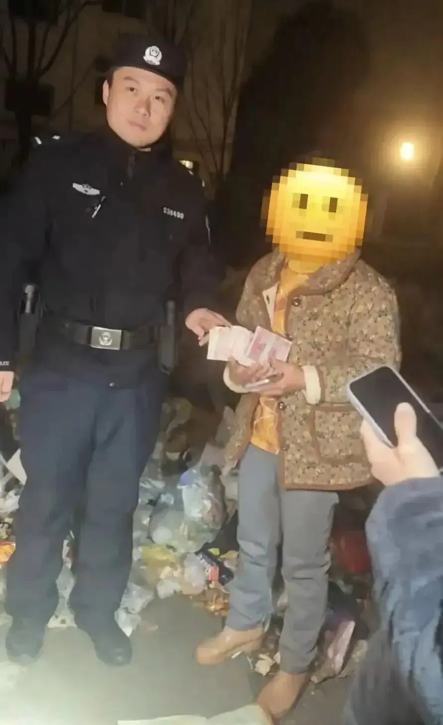 Phát hiện bọc tiền hơn 380 triệu đồng trong thùng rác của mẹ chồng, con dâu sững người khi cảnh sát báo tin - Ảnh 3.