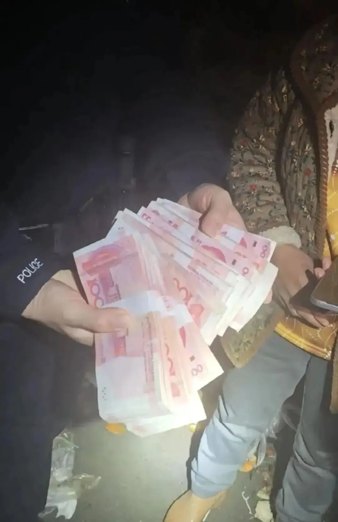 Phát hiện bọc tiền hơn 380 triệu đồng trong thùng rác của mẹ chồng, con dâu sững người khi cảnh sát báo tin - Ảnh 2.