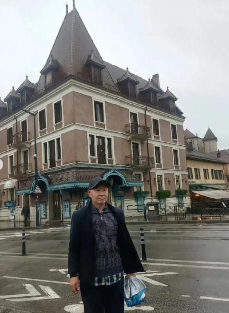 Bộ ảnh đi chơi Paris của &ocirc;ng ch&uacute; trung ni&ecirc;n viral to&agrave;n cầu: Cả năm marketing của du lịch Ph&aacute;p &ldquo;thua đau&rdquo; dưới 1 chiếc điện thoại- Ảnh 2.