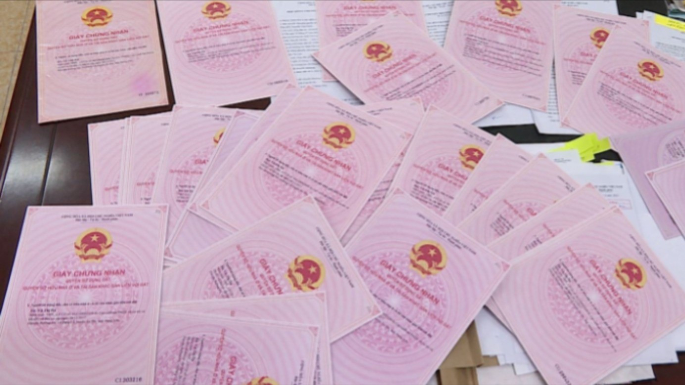 Người dân sổ trắng , sổ xanh được cấp đổi sang sổ đỏ theo quy định mới - Ảnh 1.