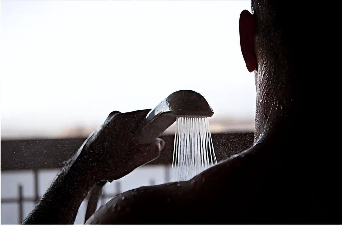 Sau 50 tuổi, hãy nhớ "4 điều không nên" khi tắm: Tắm sai cách có thể rút ngắn tuổi thọ - Ảnh 1. Sau 50 tuổi, hãy nhớ "4 điều không nên" khi tắm: Tắm sai cách có thể rút ngắn tuổi thọ - Ảnh 1.