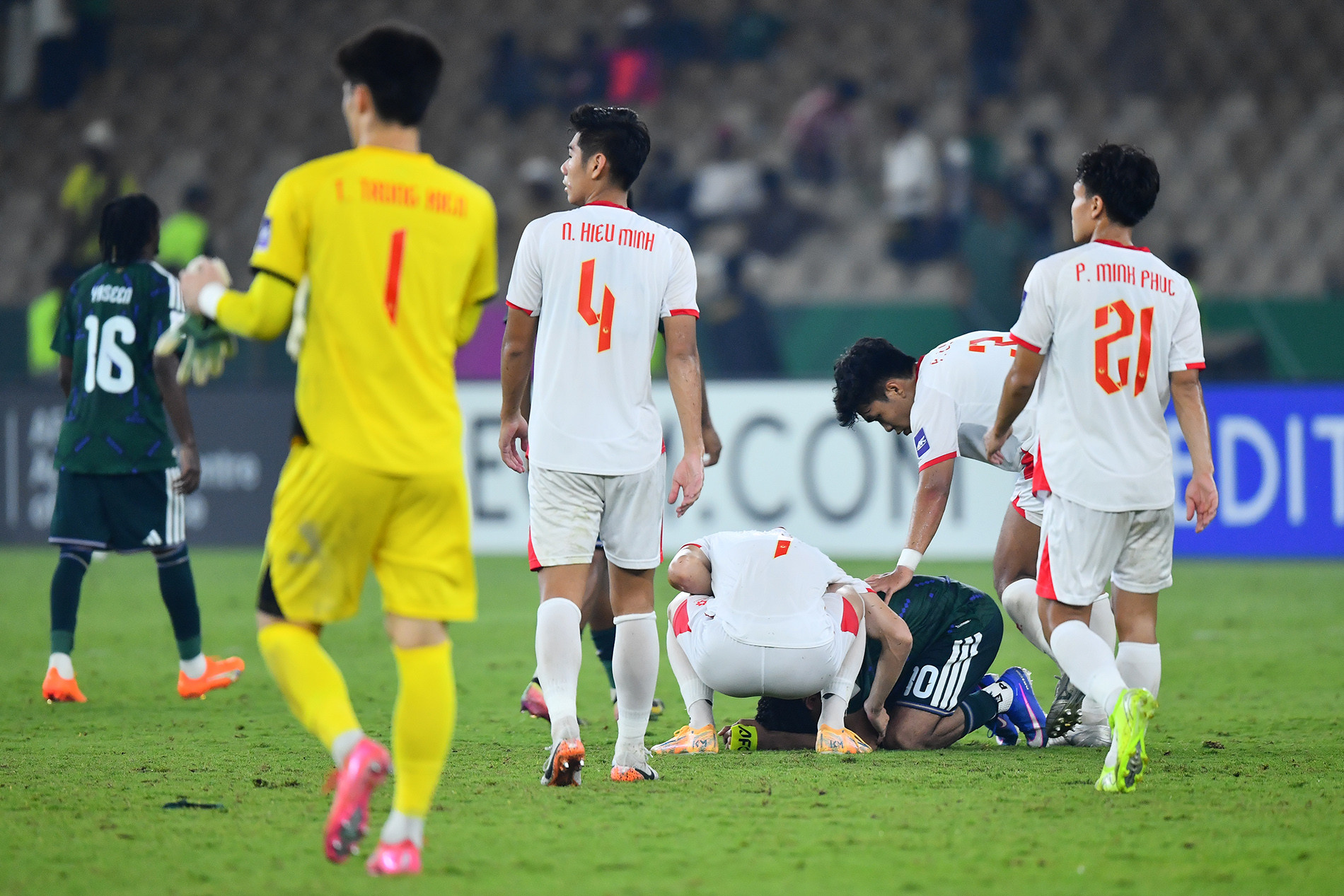 Đình Bắc cầm Iphone màu cam gọi cho ai?- Ảnh 10.