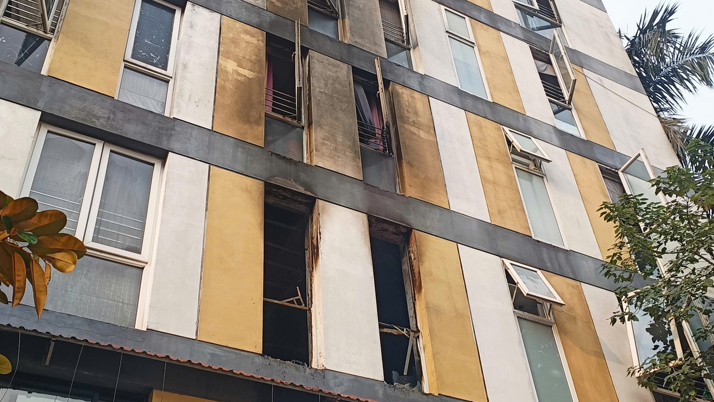 Ch&aacute;y nh&agrave; trọ An Ph&uacute; l&agrave;m 7 người mắc kẹt: Cảnh s&aacute;t PCCC nhanh ch&oacute;ng ứng cứu - Ảnh 4.