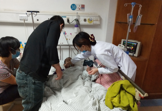 B&eacute; lớp 2 suy thận cấp sau khi bị mẹ&hellip; đ&aacute;nh v&agrave;o chỗ n&agrave;y v&igrave; lười l&agrave;m b&agrave;i tập về nh&agrave; - Ảnh 1.