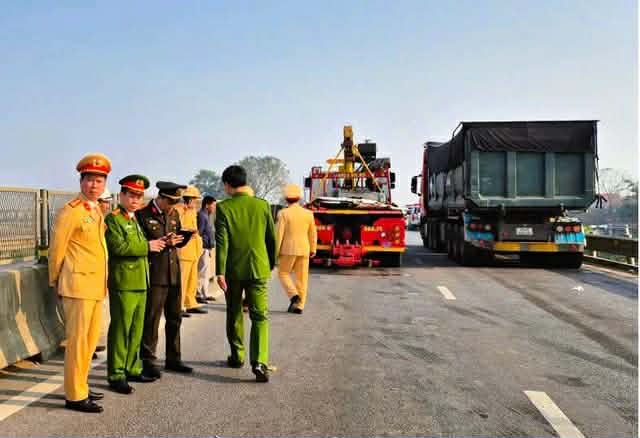 Vụ tai nạn khiến 4 người tử vong tr&ecirc;n cao tốc: Gia đ&igrave;nh đang tr&ecirc;n đường đi thăm th&ocirc;ng gia - Ảnh 4.