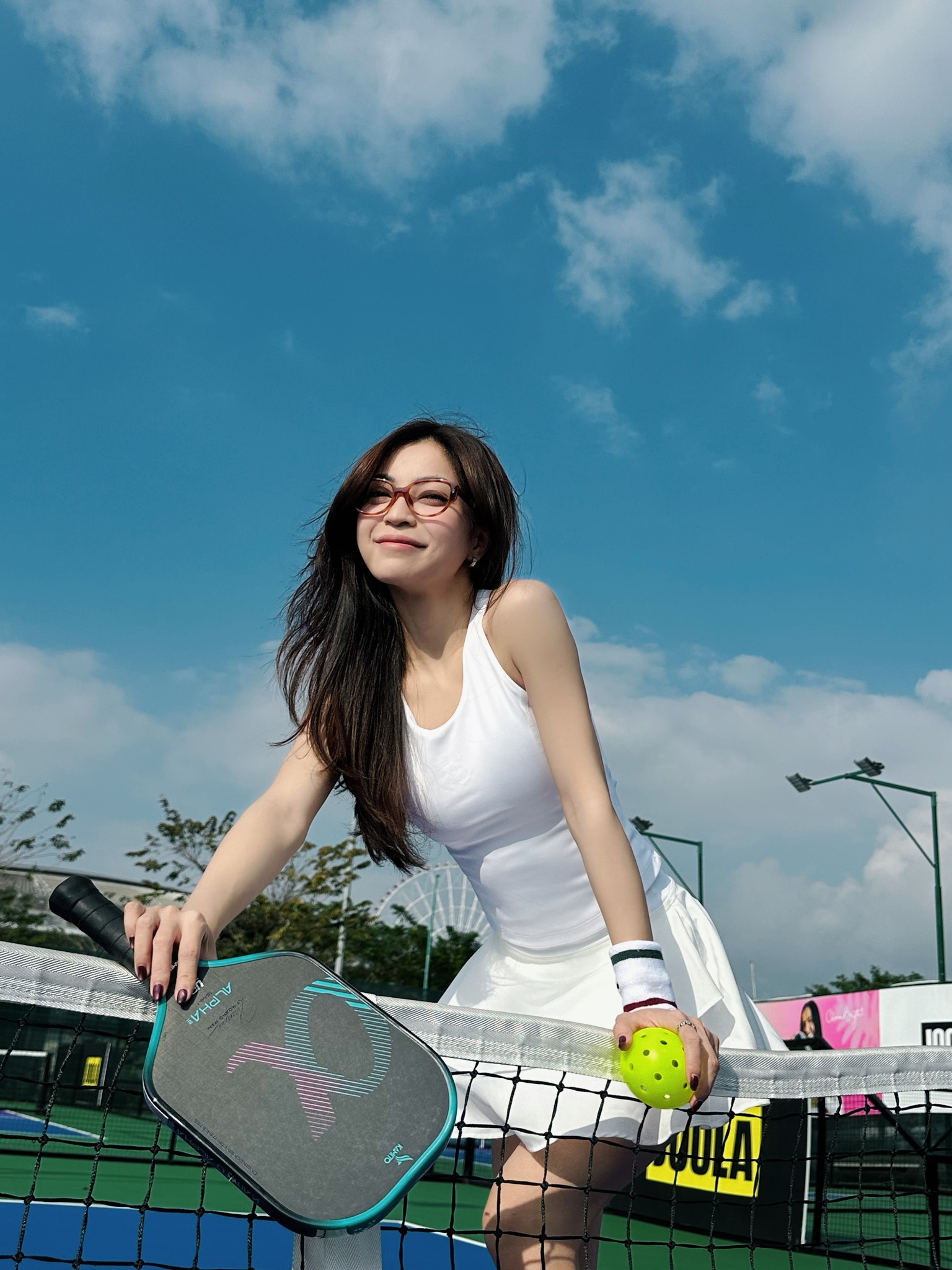 Visual trắng ph&aacute;t s&aacute;ng tr&ecirc;n s&acirc;n pickleball của Nhật L&ecirc;- Ảnh 1.