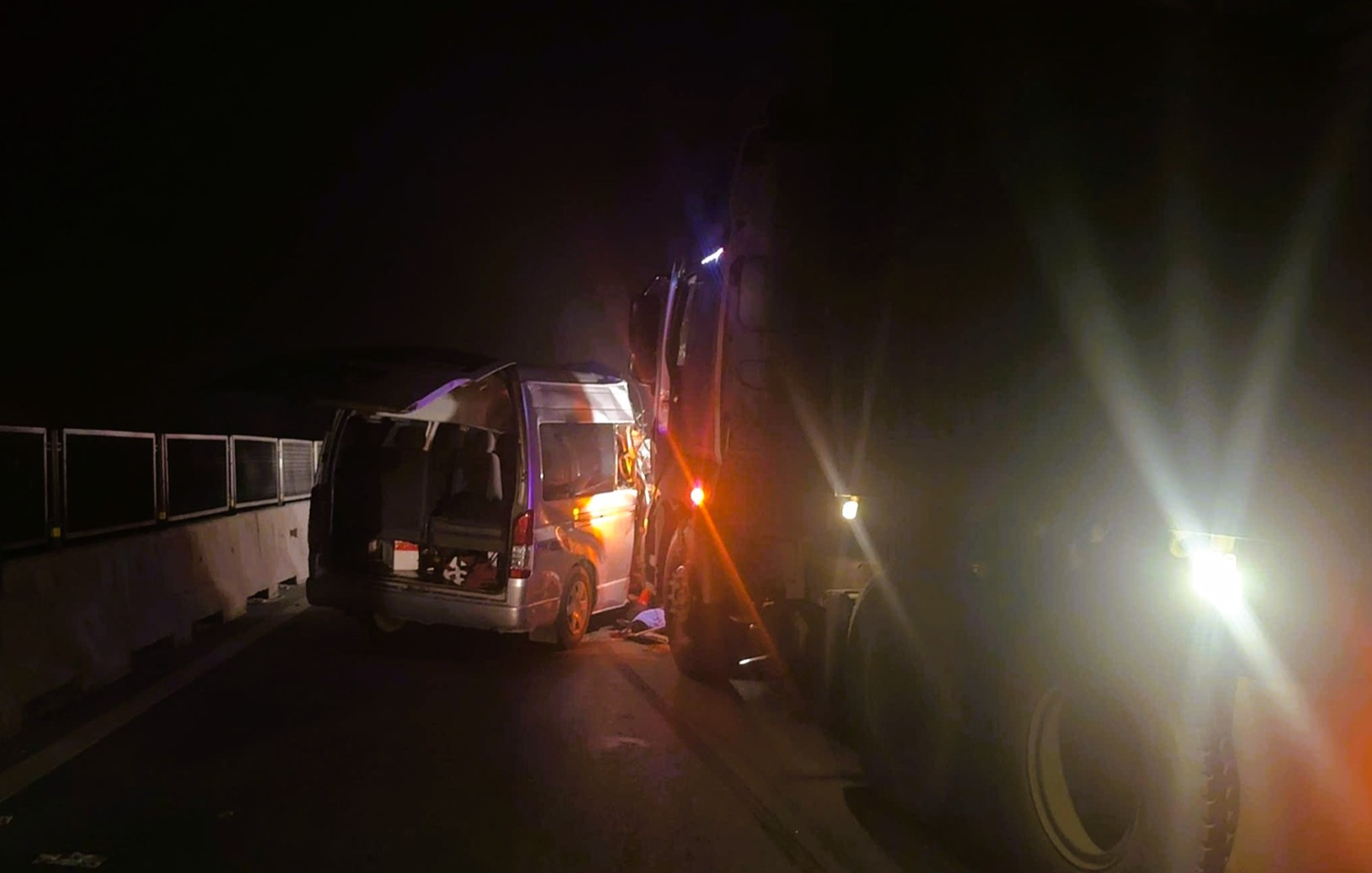 Xe kh&aacute;ch gặp nạn tr&ecirc;n cao tốc, 4 người chết, 6 người bị thương - Ảnh 1.