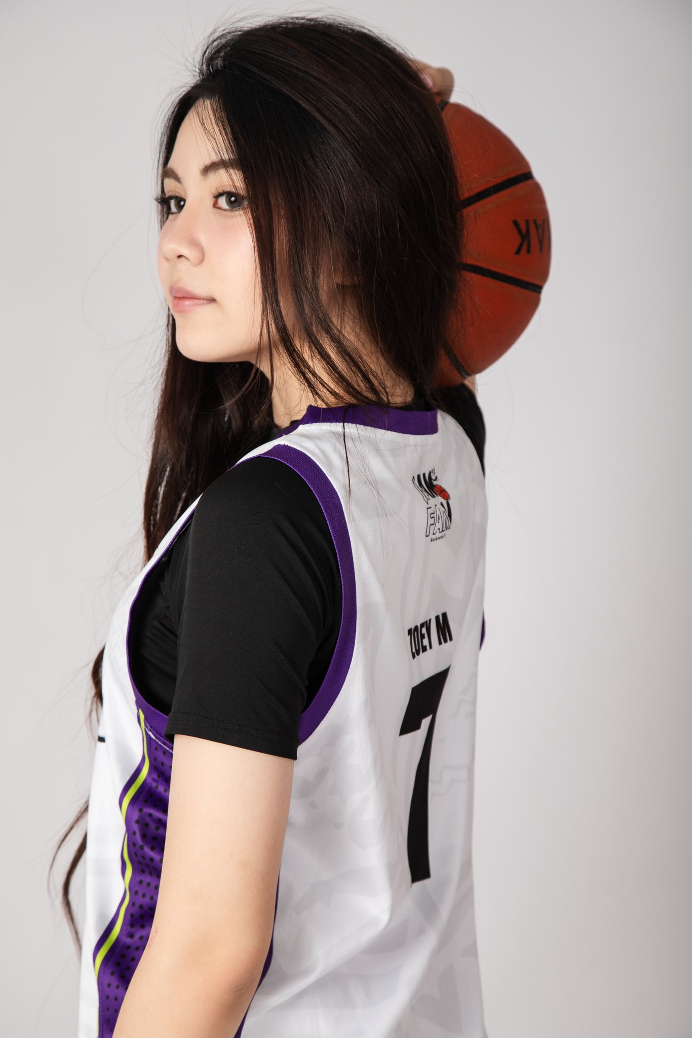 Hạt Dẻ xinh đẹp, tràn đầy khí chất "nàng thơ bóng rổ", cả nhà MC Quyền Linh kéo vào cổ vũ cực đáng yêu - Ảnh 2.