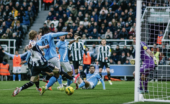 T&acirc;n binh Semenyo tỏa s&aacute;ng, Man City quật ng&atilde; Newcastle ở b&aacute;n kết League Cup - Ảnh 3.