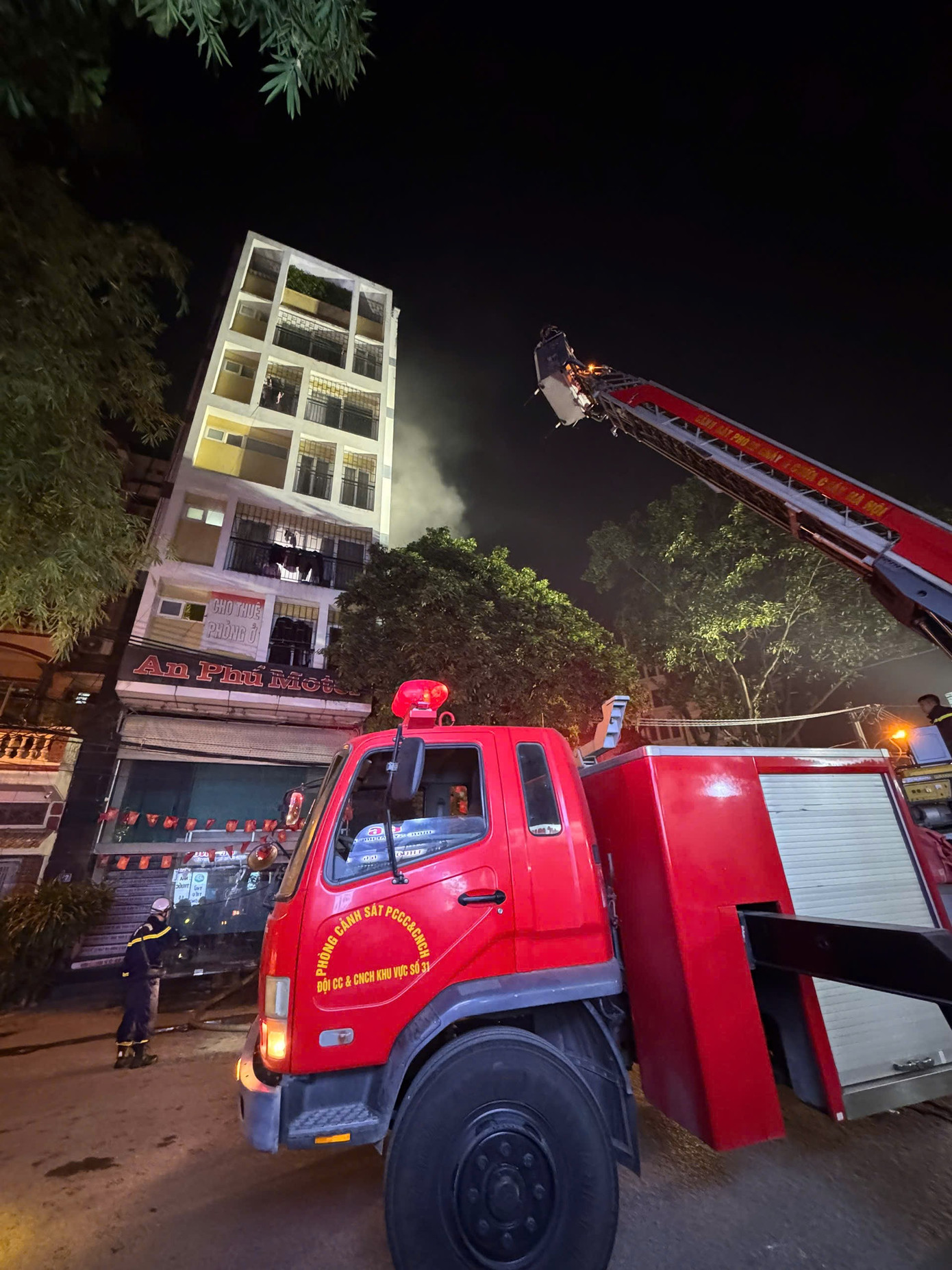 Ch&aacute;y nh&agrave; trọ An Ph&uacute; l&agrave;m 7 người mắc kẹt: Cảnh s&aacute;t PCCC nhanh ch&oacute;ng ứng cứu - Ảnh 8.