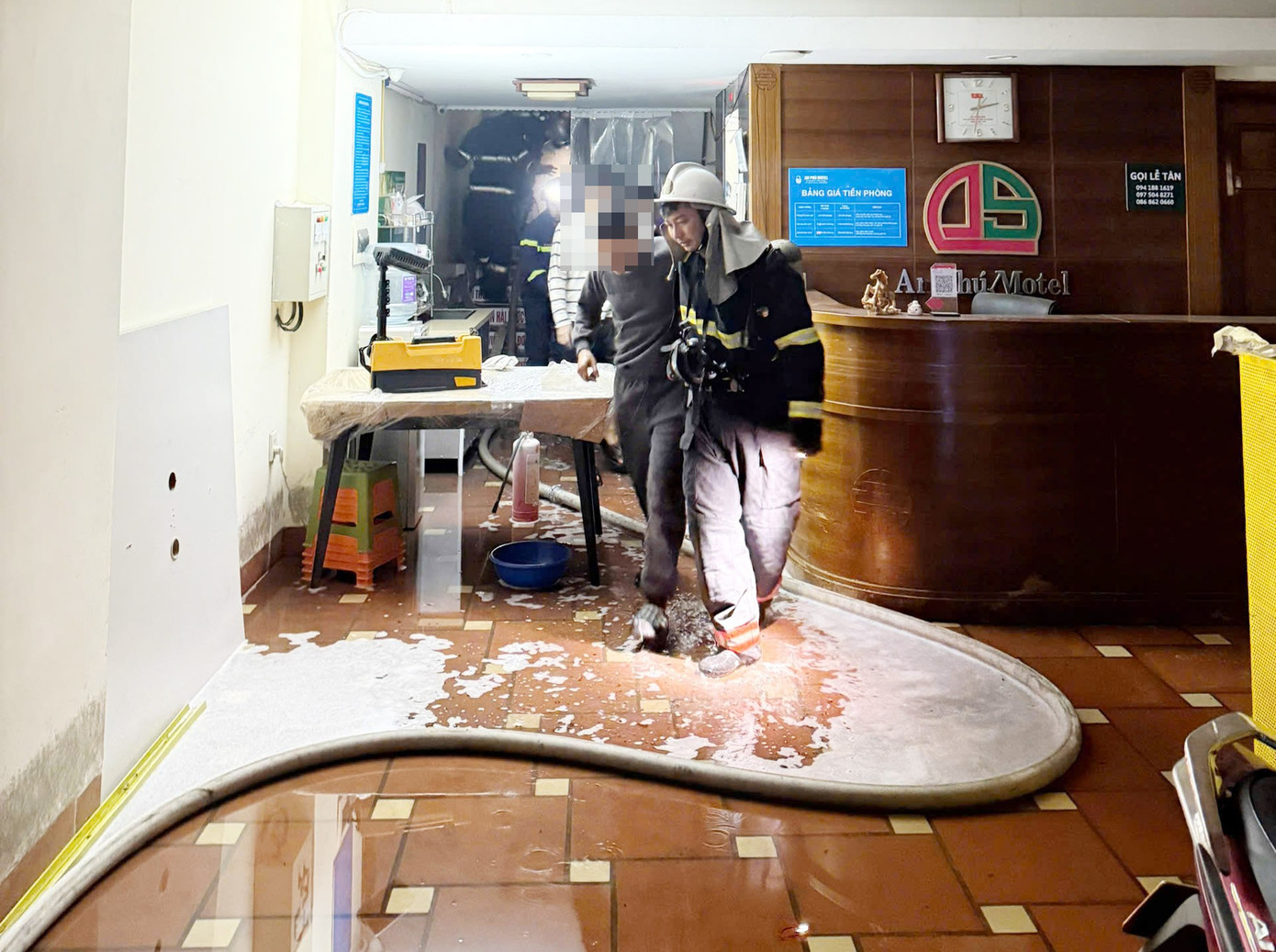 Ch&aacute;y nh&agrave; trọ An Ph&uacute; l&agrave;m 7 người mắc kẹt: Cảnh s&aacute;t PCCC nhanh ch&oacute;ng ứng cứu - Ảnh 6.