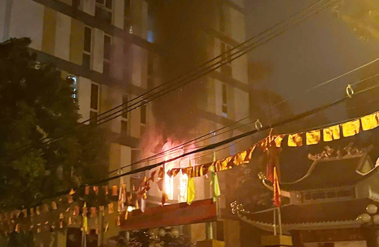 Ch&aacute;y nh&agrave; trọ An Ph&uacute; l&agrave;m 7 người mắc kẹt: Cảnh s&aacute;t PCCC nhanh ch&oacute;ng ứng cứu - Ảnh 7.