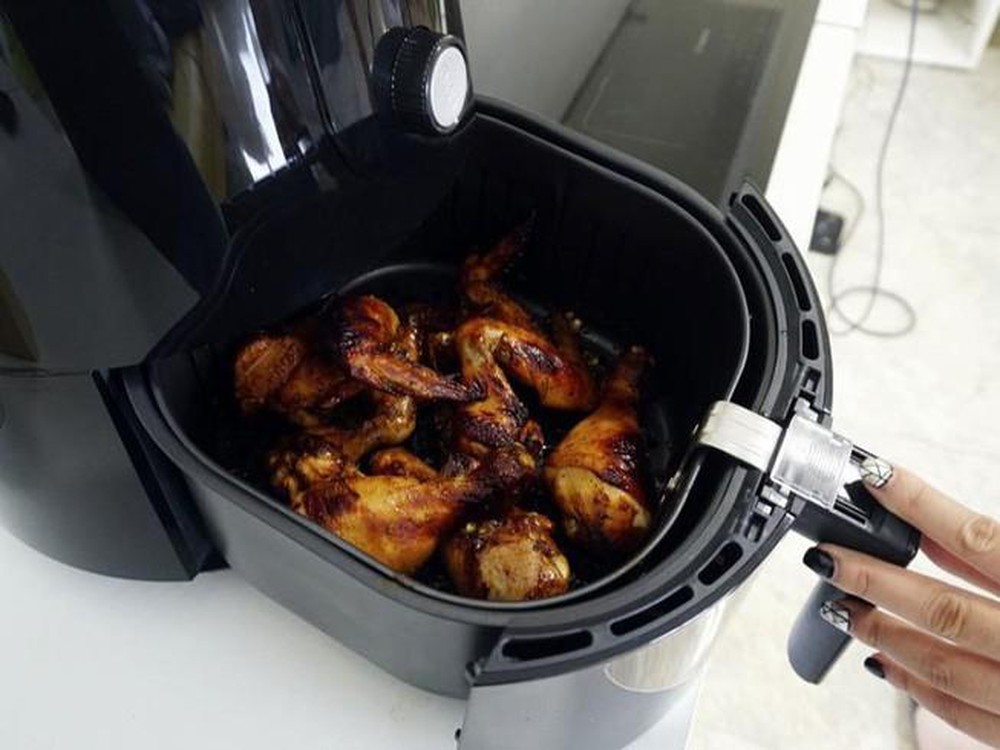 5 sai lầm khi dùng nồi chiên không dầu khiến nồi nhanh hỏng, gây hại sức khỏe- Ảnh 1. 5 sai lầm khi dùng nồi chiên không dầu khiến nồi nhanh hỏng, gây hại sức khỏe- Ảnh 1.