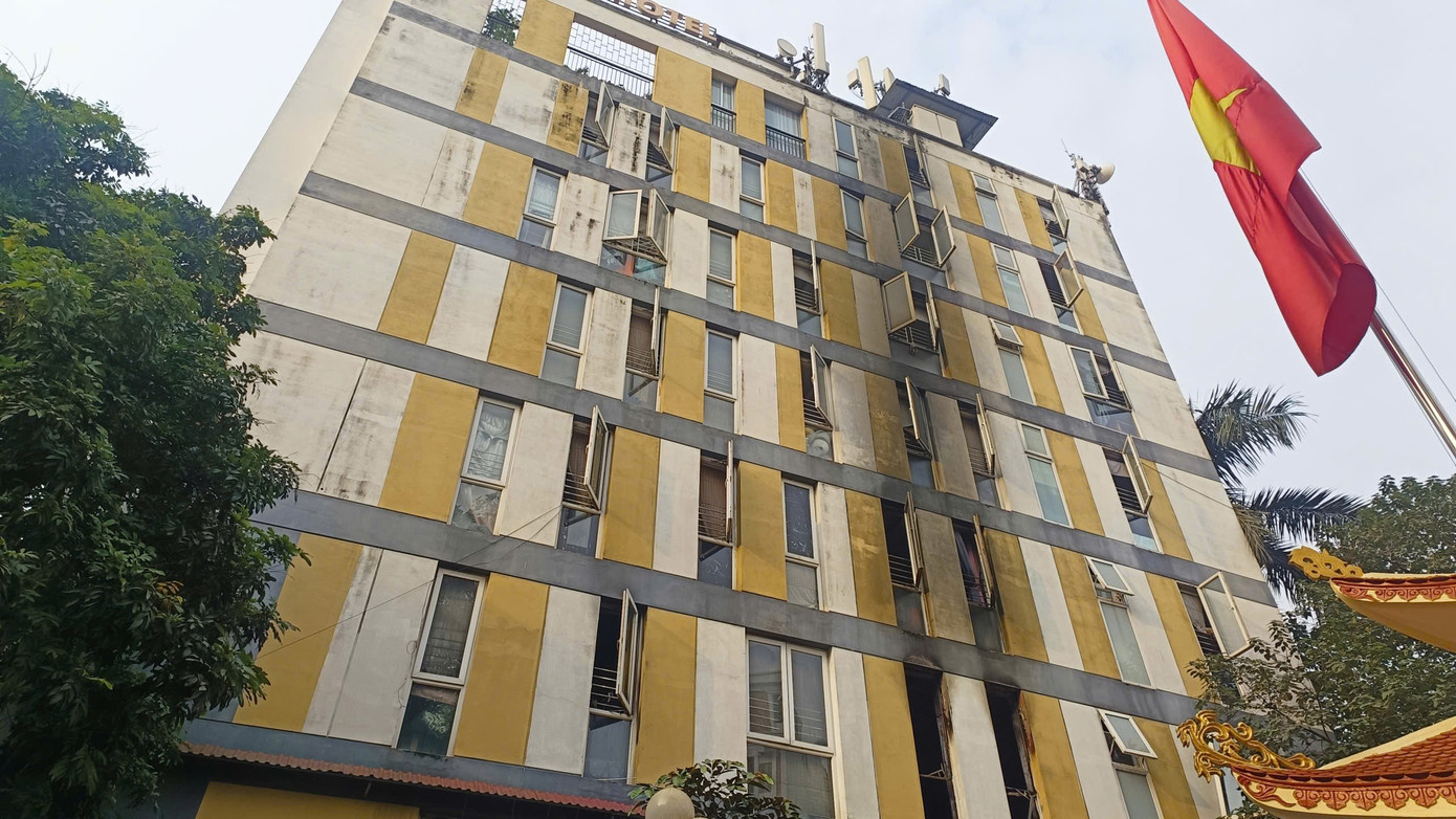 Ch&aacute;y nh&agrave; trọ An Ph&uacute; l&agrave;m 7 người mắc kẹt: Cảnh s&aacute;t PCCC nhanh ch&oacute;ng ứng cứu - Ảnh 2.