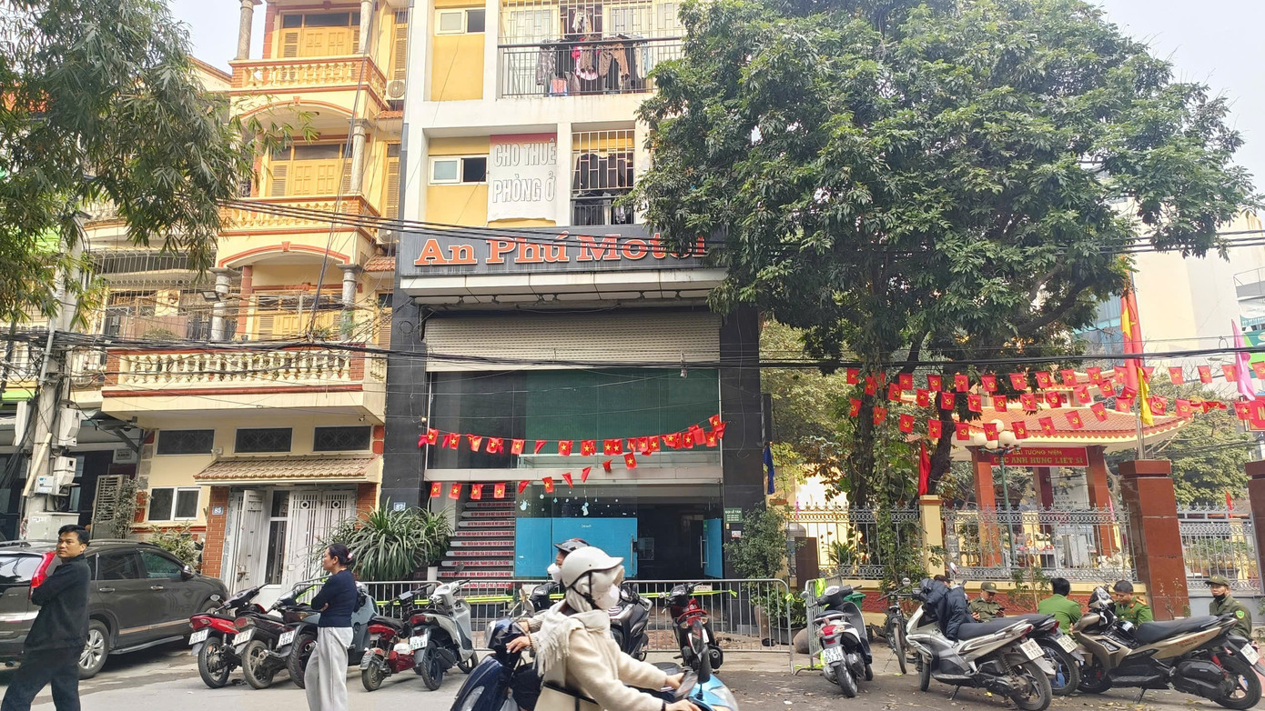 Ch&aacute;y nh&agrave; trọ An Ph&uacute; l&agrave;m 7 người mắc kẹt: Cảnh s&aacute;t PCCC nhanh ch&oacute;ng ứng cứu - Ảnh 1.