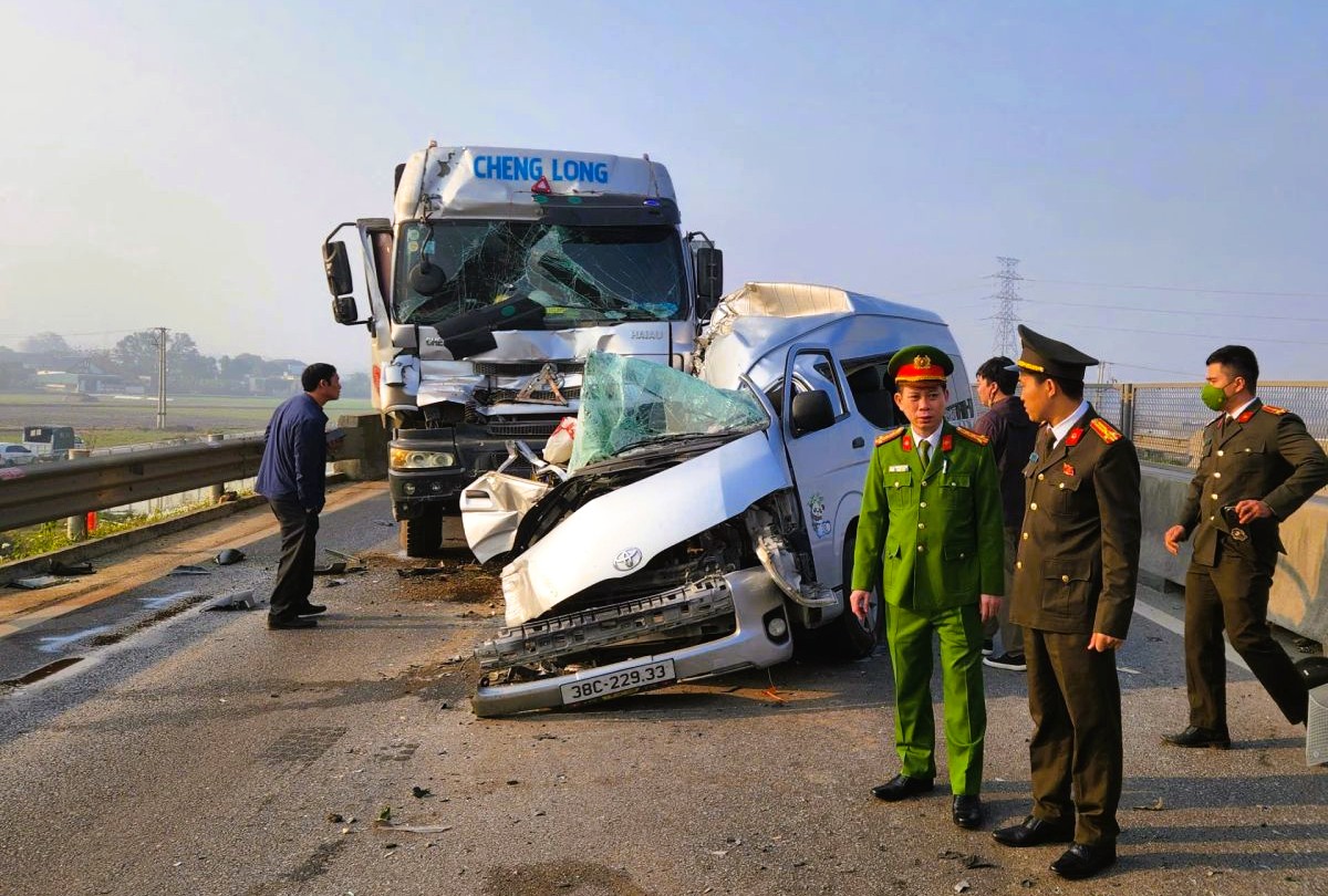 Vụ tai nạn giao th&ocirc;ng thanh h&oacute;a khiến 4 người chết , 5 người bị thương tr&ecirc;n cao tốc Bắc - Nam - Ảnh 1.