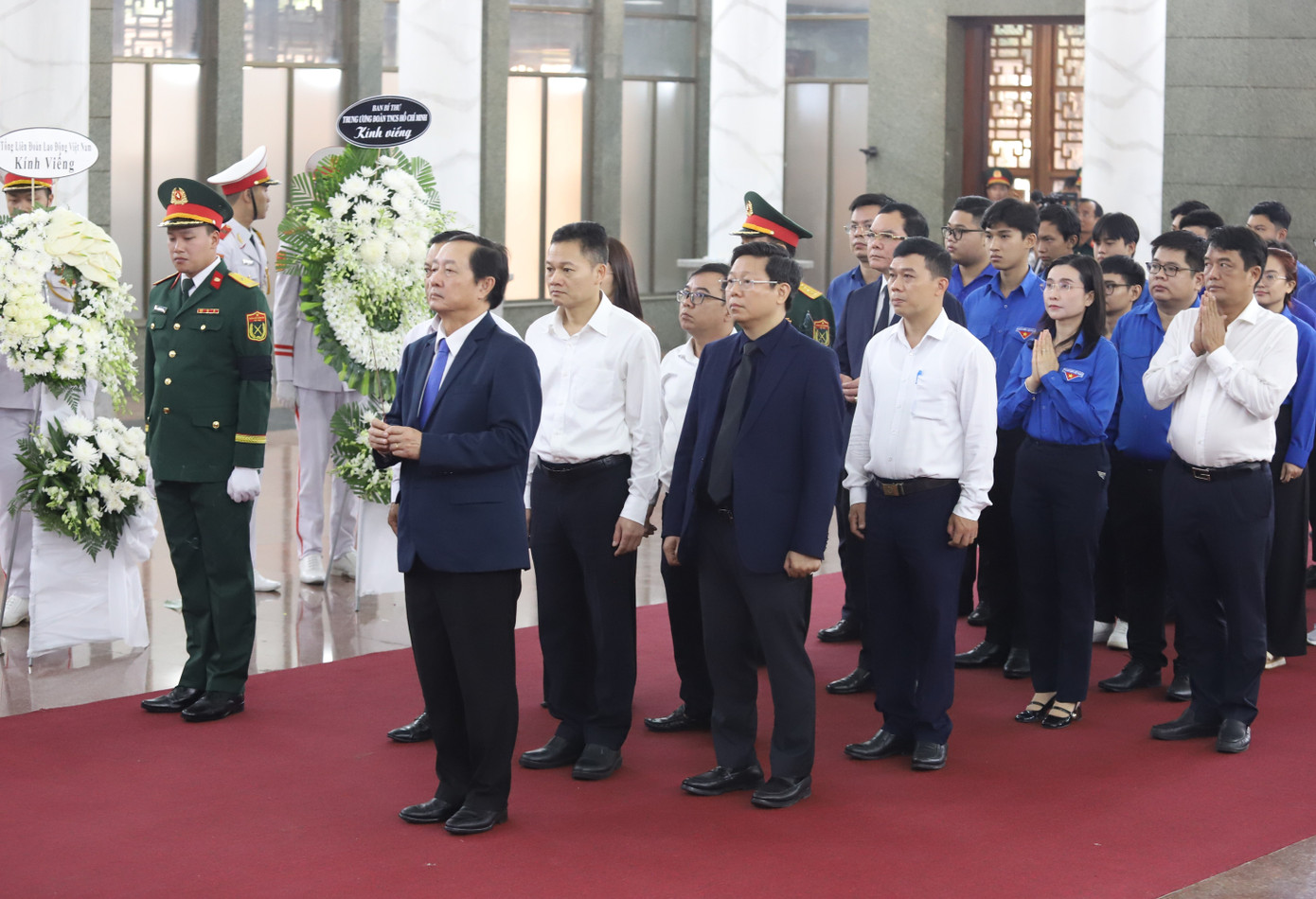 L&atilde;nh đạo viếng Đại tướng L&ecirc; Văn Dũng: Lễ tang cấp Nh&agrave; nước đầy x&uacute;c động - Ảnh 8.