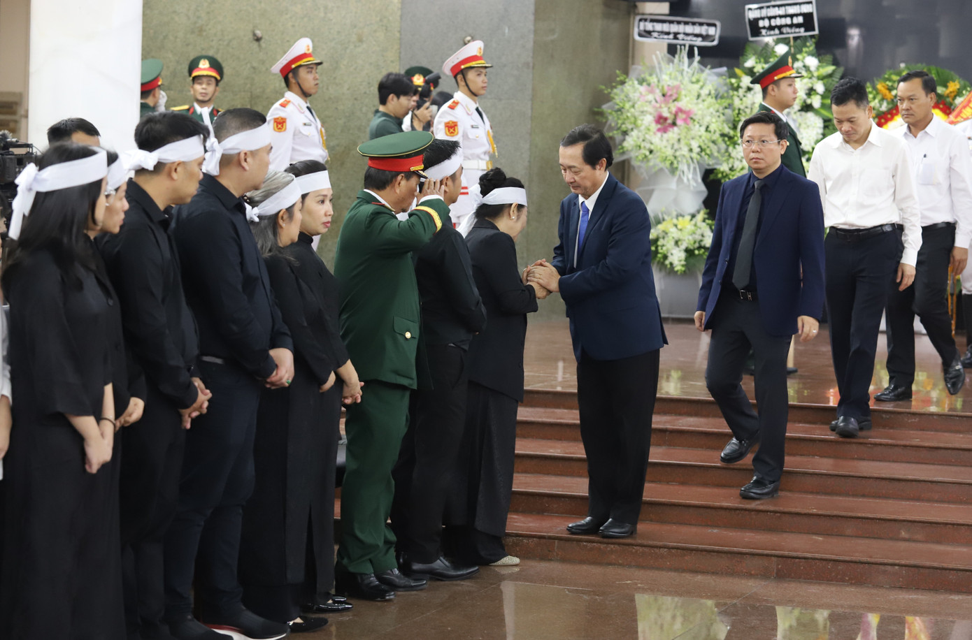 L&atilde;nh đạo viếng Đại tướng L&ecirc; Văn Dũng: Lễ tang cấp Nh&agrave; nước đầy x&uacute;c động - Ảnh 9.