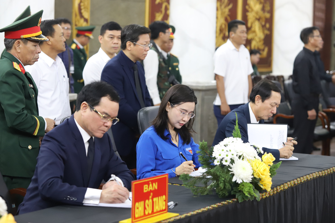 L&atilde;nh đạo viếng Đại tướng L&ecirc; Văn Dũng: Lễ tang cấp Nh&agrave; nước đầy x&uacute;c động - Ảnh 11.