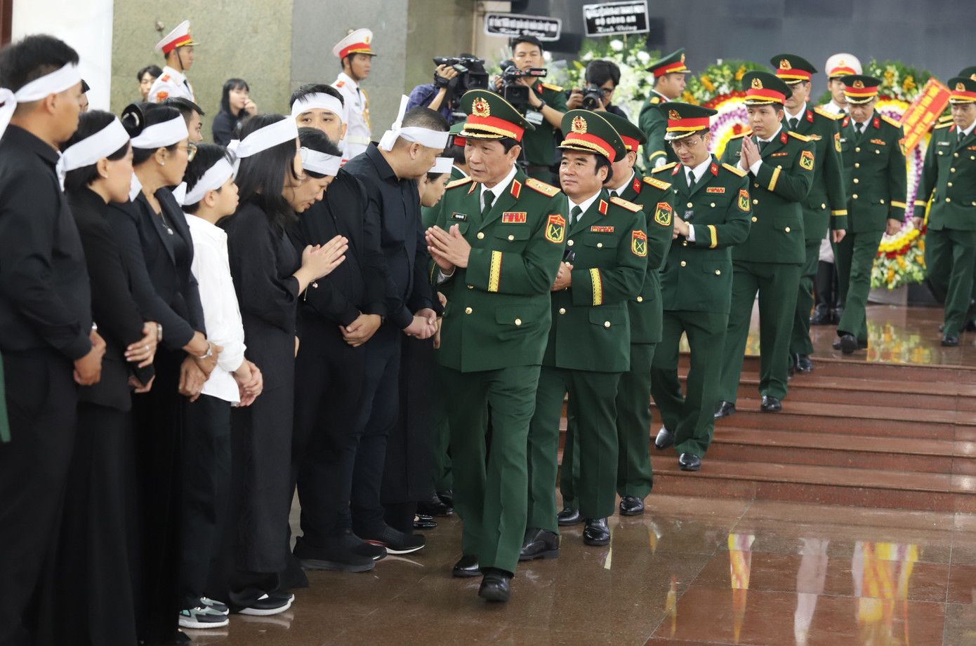 L&atilde;nh đạo viếng Đại tướng L&ecirc; Văn Dũng: Lễ tang cấp Nh&agrave; nước đầy x&uacute;c động - Ảnh 15.