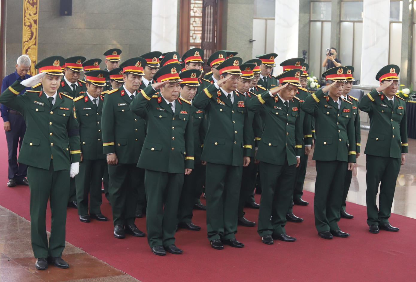 L&atilde;nh đạo viếng Đại tướng L&ecirc; Văn Dũng: Lễ tang cấp Nh&agrave; nước đầy x&uacute;c động - Ảnh 12.