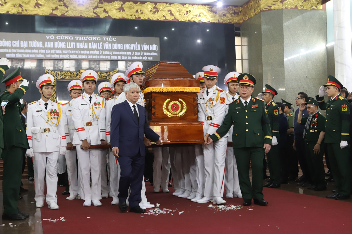 Tiễn đưa Đại tướng L&ecirc; Văn Dũng: Lễ an t&aacute;ng v&agrave; tưởng niệm s&acirc;u sắc - Ảnh 5.