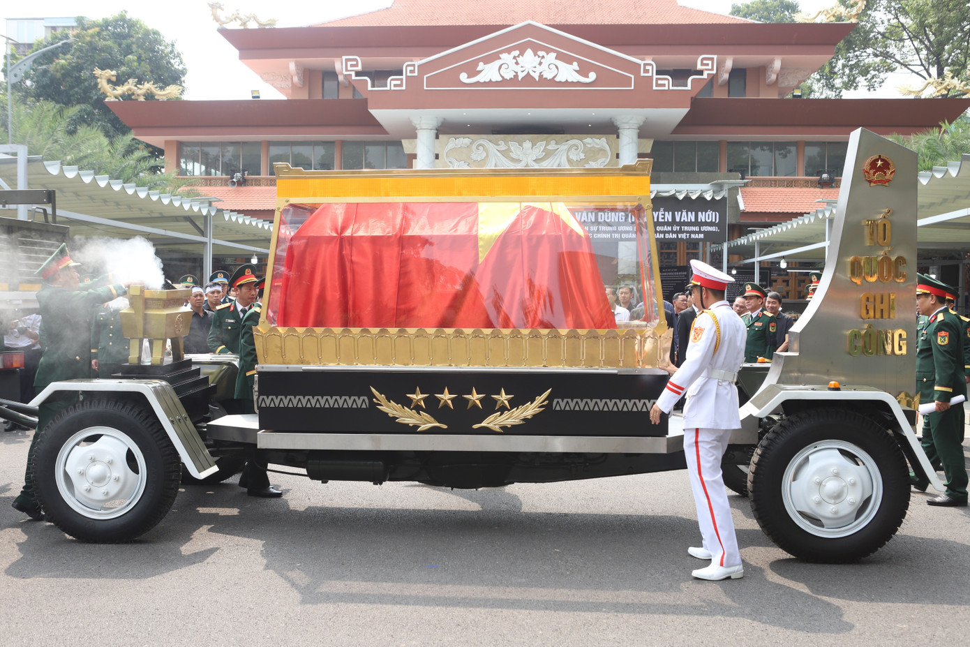 Tiễn đưa Đại tướng L&ecirc; Văn Dũng: Lễ an t&aacute;ng v&agrave; tưởng niệm s&acirc;u sắc - Ảnh 9.