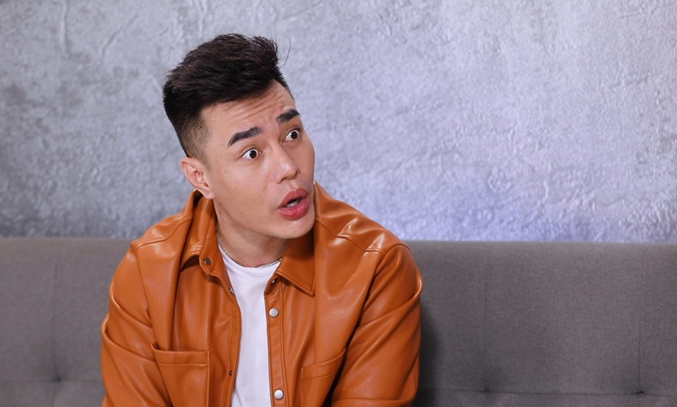 Nam diễn vi&ecirc;n c&aacute;t-x&ecirc; rải từ tầng 1 đến tầng 3, ở biệt thự rộng như c&ocirc;ng vi&ecirc;n, cưới vợ đẹp, đảm đang - Ảnh 2.