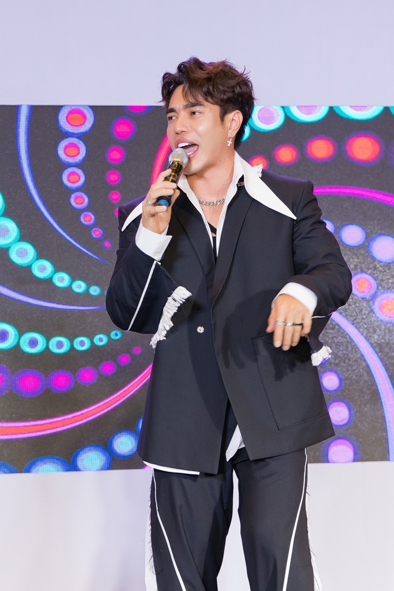 Nam diễn vi&ecirc;n c&aacute;t-x&ecirc; rải từ tầng 1 đến tầng 3, ở biệt thự rộng như c&ocirc;ng vi&ecirc;n, cưới vợ đẹp, đảm đang - Ảnh 1.