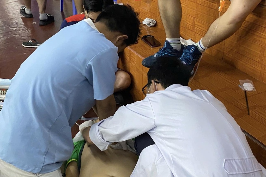 Một Huấn Luyện Viên Đột Tử Trên Sân Cầu Lông - Ảnh 1.