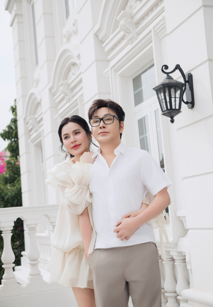 Hoa hậu 4 con, mẹ bỉm sữa cực sexy: Ở biệt thự 600m2 si&ecirc;u sang, được chồng l&agrave; NSƯT cưng chiều - Ảnh 1.