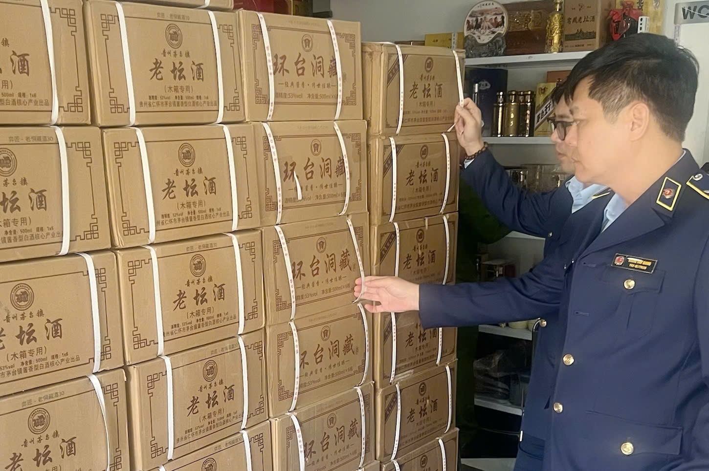 Đột xuất kiểm tra c&aacute;c hộ kinh doanh: Ph&aacute;t hiện nhiều sai phạm nghi&ecirc;m trọng, c&oacute; cơ sở bị phạt gần 100 triệu đồng- Ảnh 3.