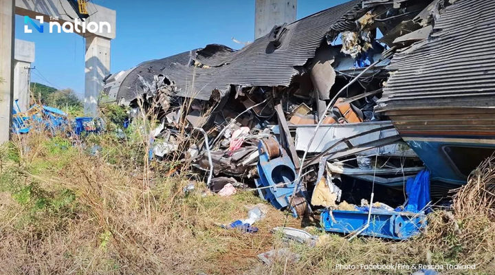 Cận cảnh Vụ tai nạn t&agrave;u hỏa vỡ n&aacute;t ở Th&aacute;i Lan khiến 22 người chết - Ảnh 2.
