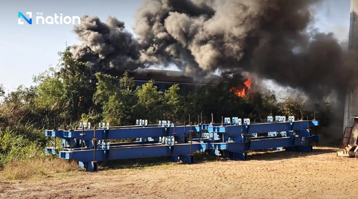 Cận cảnh Vụ tai nạn t&agrave;u hỏa vỡ n&aacute;t ở Th&aacute;i Lan khiến 22 người chết - Ảnh 1.