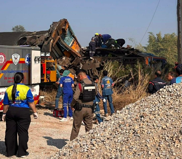 Cận cảnh Vụ tai nạn t&agrave;u hỏa vỡ n&aacute;t ở Th&aacute;i Lan khiến 22 người chết - Ảnh 4.