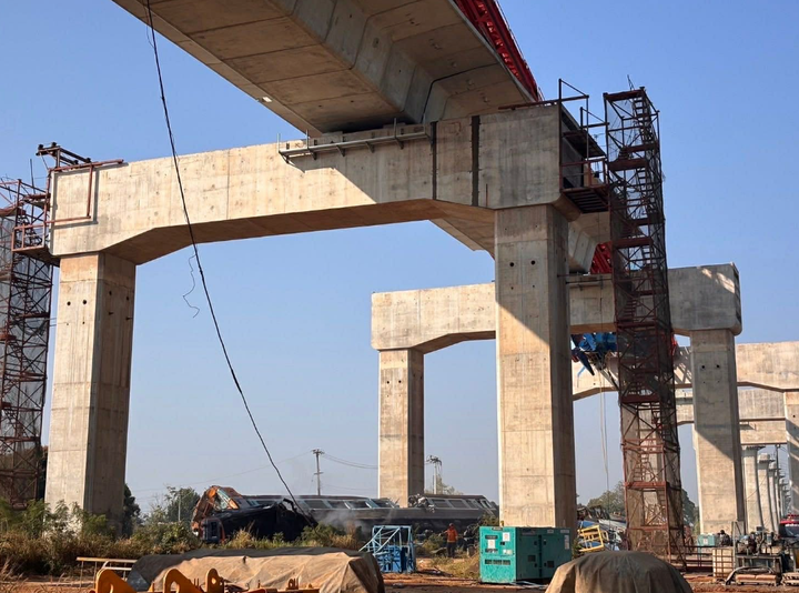 Cận cảnh Vụ tai nạn t&agrave;u hỏa vỡ n&aacute;t ở Th&aacute;i Lan khiến 22 người chết - Ảnh 6.