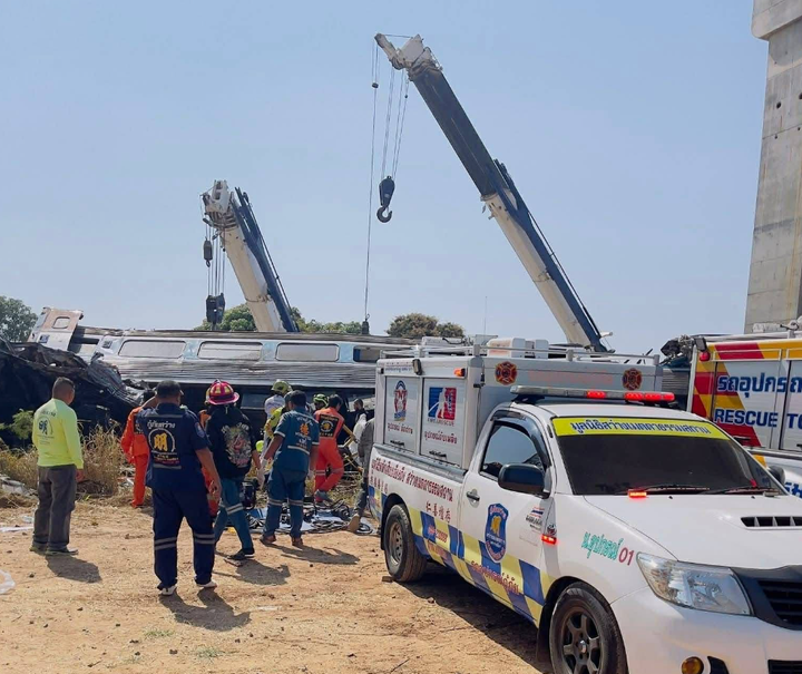 Cận cảnh Vụ tai nạn t&agrave;u hỏa vỡ n&aacute;t ở Th&aacute;i Lan khiến 22 người chết - Ảnh 3.