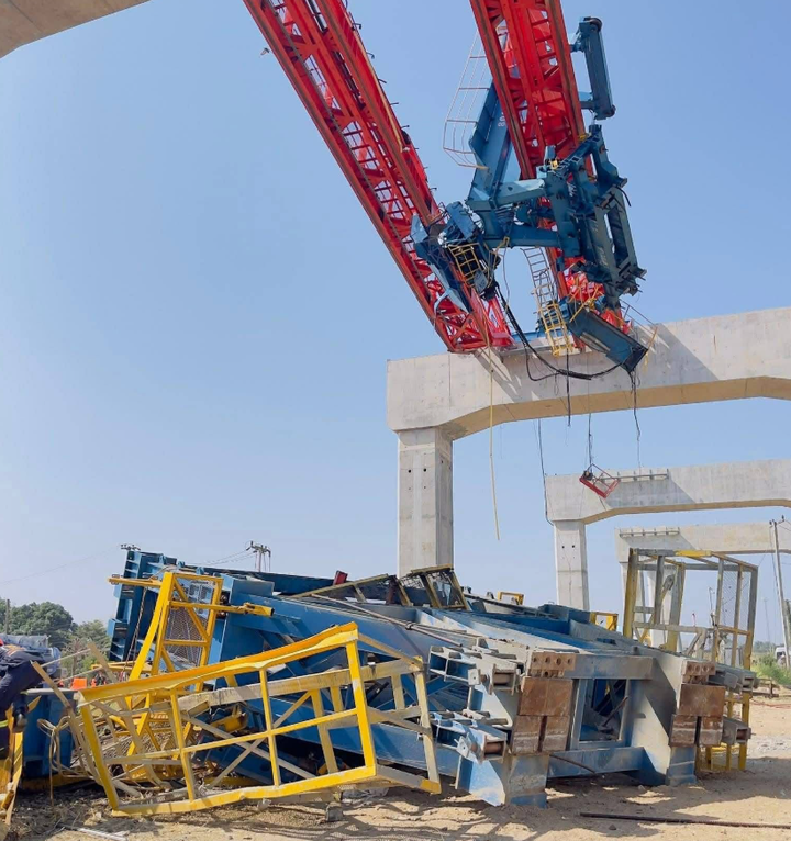 Cận cảnh Vụ tai nạn t&agrave;u hỏa vỡ n&aacute;t ở Th&aacute;i Lan khiến 22 người chết - Ảnh 7.