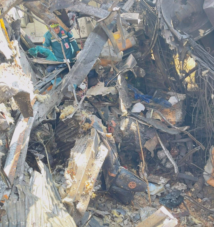 Cận cảnh Vụ tai nạn t&agrave;u hỏa vỡ n&aacute;t ở Th&aacute;i Lan khiến 22 người chết - Ảnh 8.