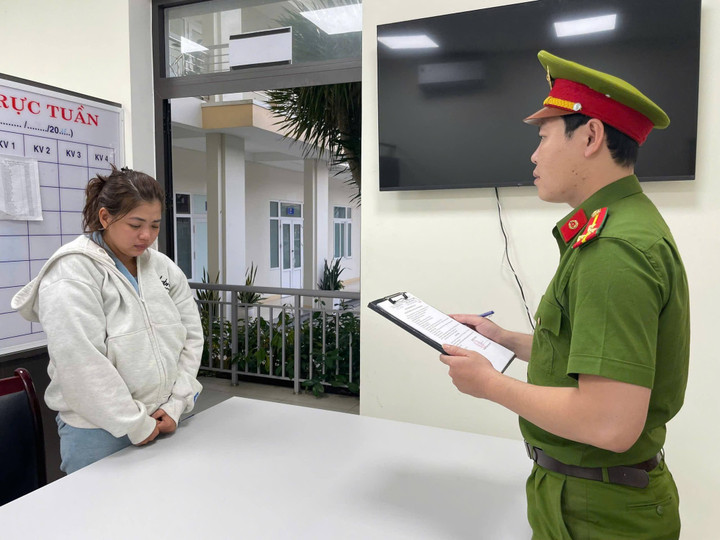 ' Nữ qu&aacute;i ' V&otilde; Thị Nga Mi cầm b&uacute;a Trộm cắp t&agrave;i sản trị gi&aacute; hơn 600 triệu đồng - Ảnh 1.