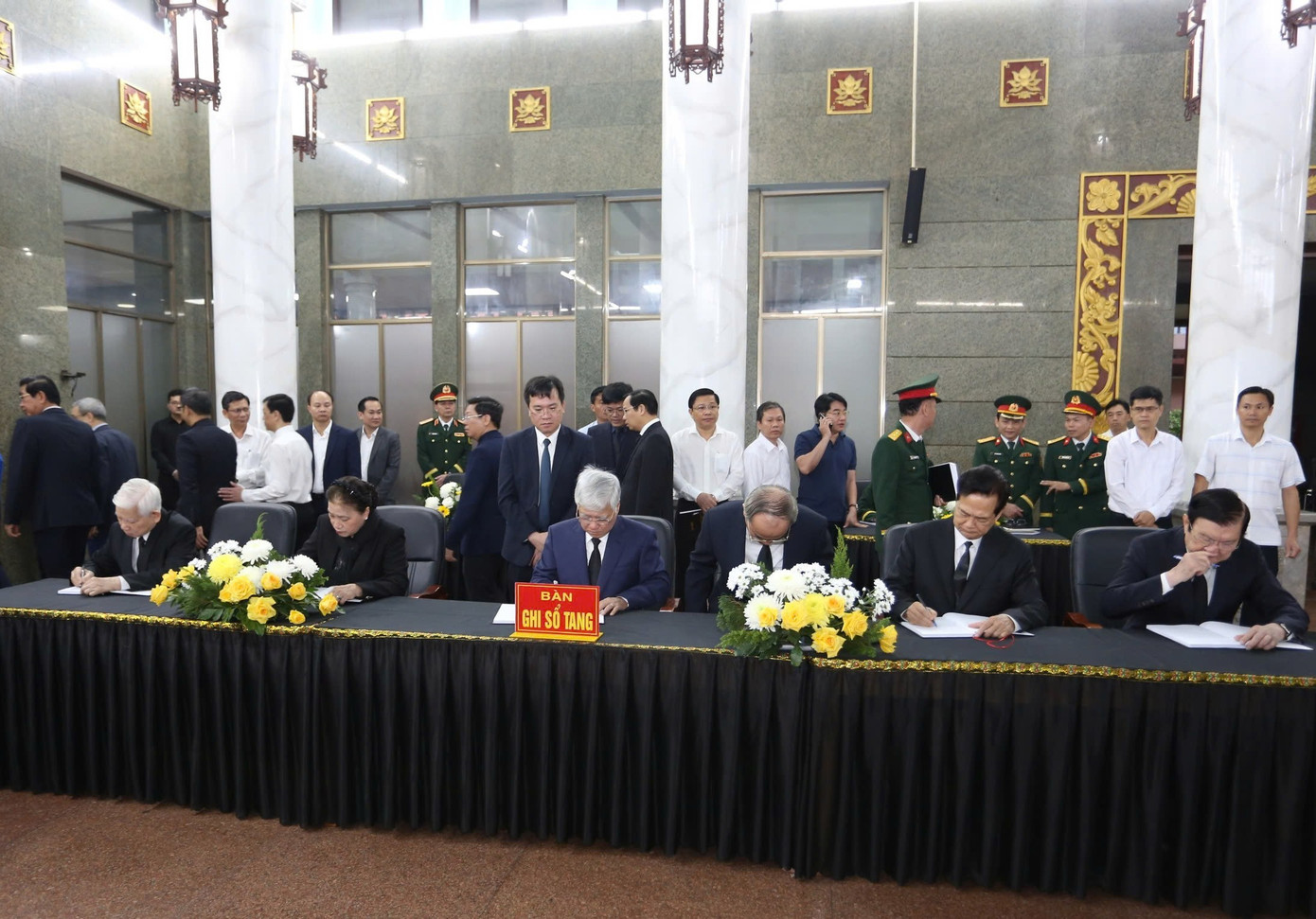 L&atilde;nh đạo viếng Đại tướng L&ecirc; Văn Dũng: Lễ tang cấp Nh&agrave; nước đầy x&uacute;c động - Ảnh 3.