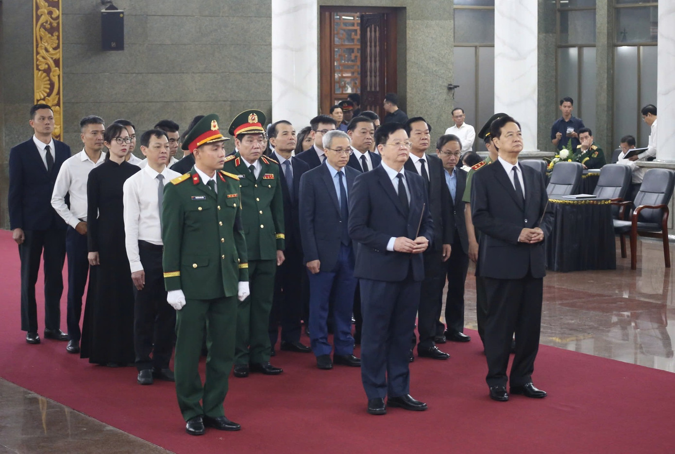 L&atilde;nh đạo viếng Đại tướng L&ecirc; Văn Dũng: Lễ tang cấp Nh&agrave; nước đầy x&uacute;c động - Ảnh 5.