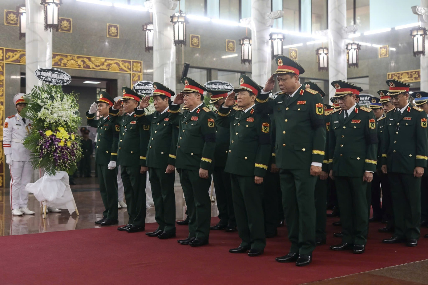 L&atilde;nh đạo viếng Đại tướng L&ecirc; Văn Dũng: Lễ tang cấp Nh&agrave; nước đầy x&uacute;c động - Ảnh 6.